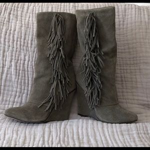 Gray suede boots by Mia